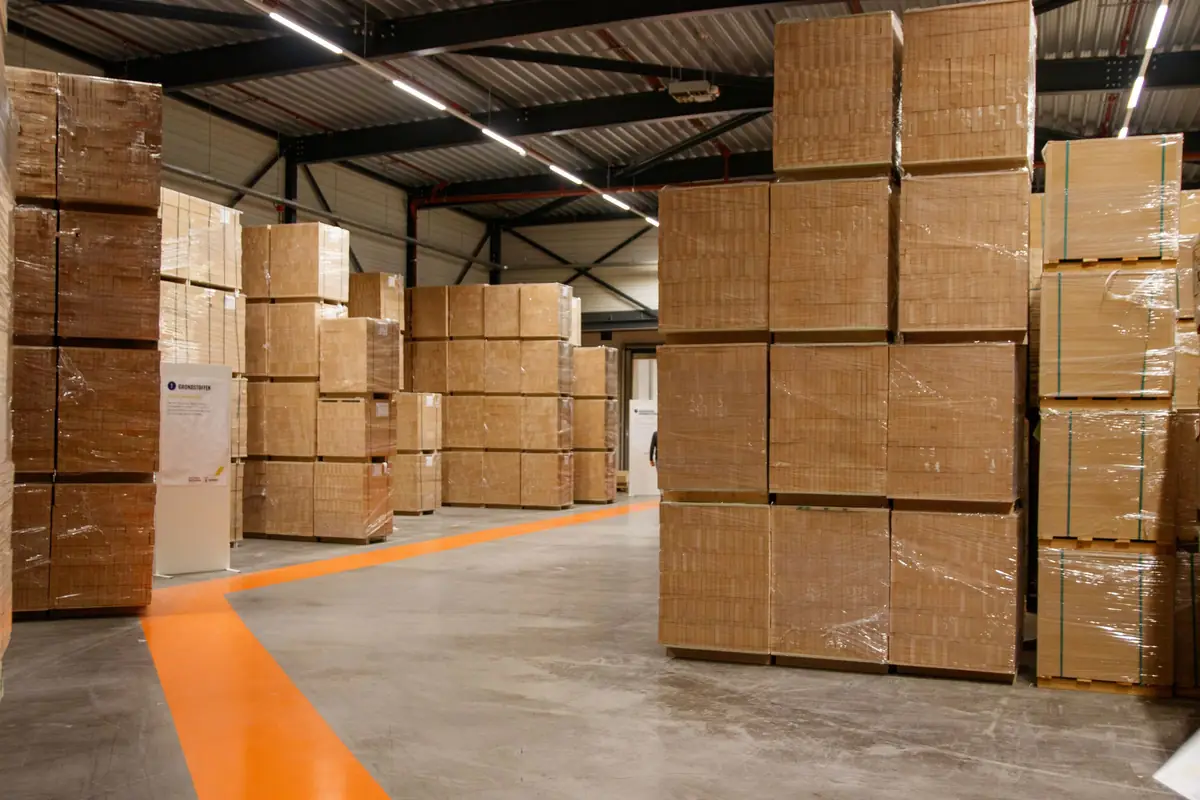 Palettes de cartons filmés alignées dans un entrepôt