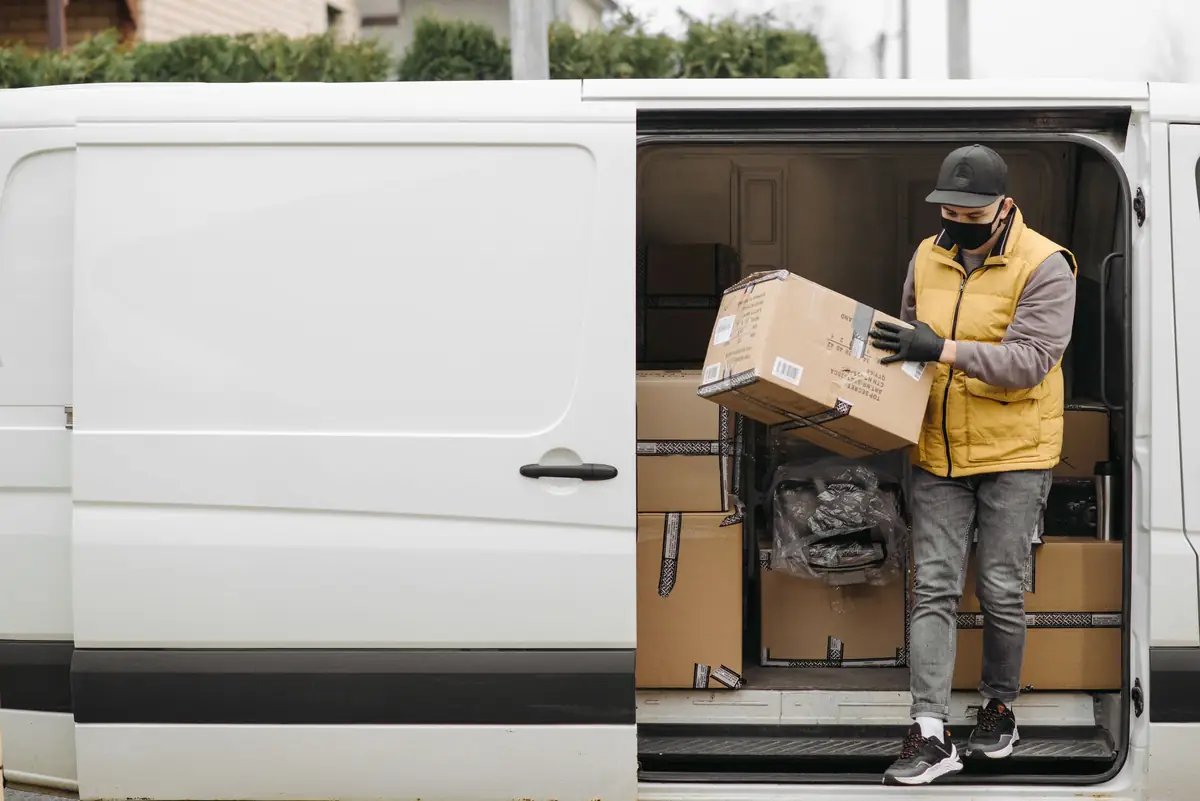Chargement de colis dans un utilitaire de livraison