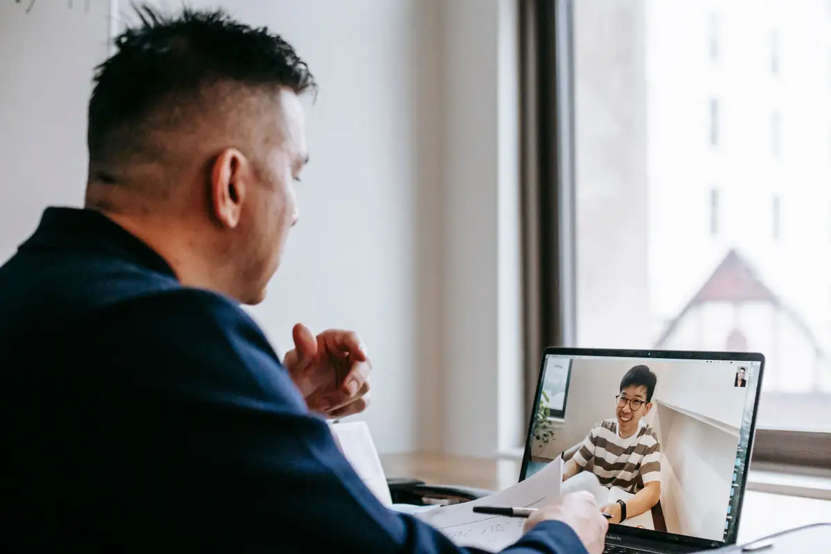 Échange en visioconférence depuis un bureau
